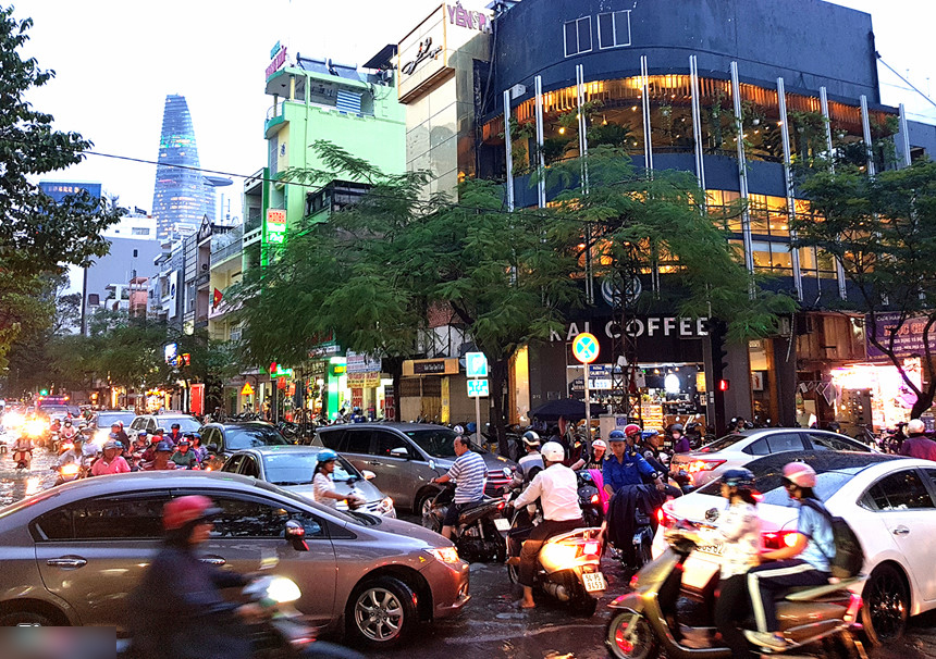 Xe cộ chết máy, ngã nhào khi triều cường gây ngập trung tâm Sài Gòn